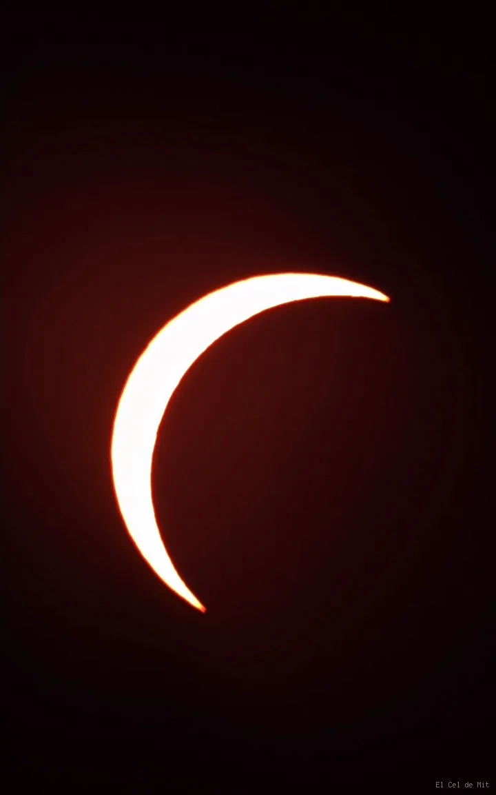 Imagen del Sol siendo eclipsado por la Luna